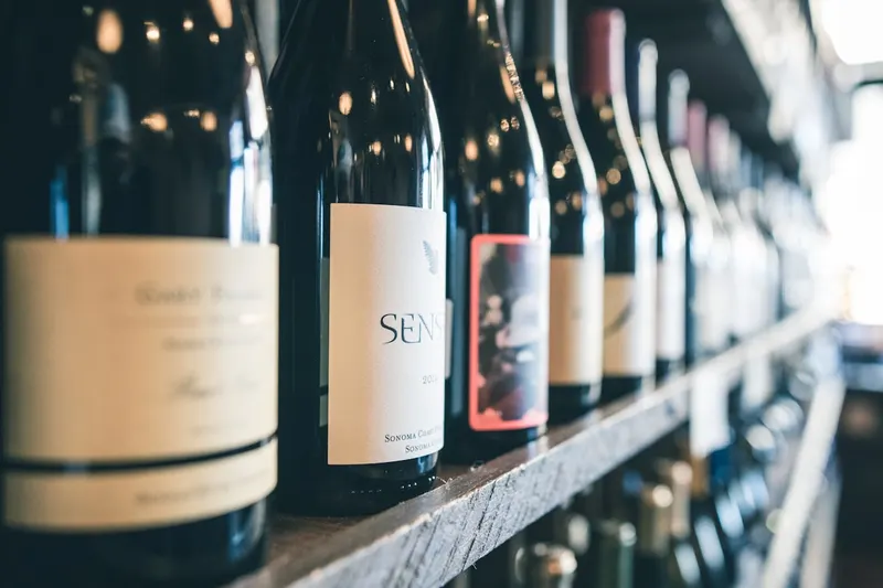 Bouteilles de vin alignées sur une étagère en bois