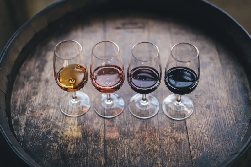 Quatre verres de vin valaisan posés sur un tonneau