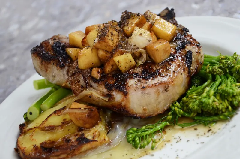 Carré de porc rôti accompagné de pommes de terre grenaille et de brocolis