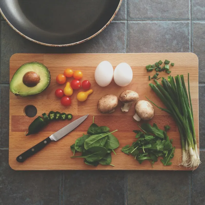 Planche de légumes frais, herbes et oeufs prêts à être cuisinés