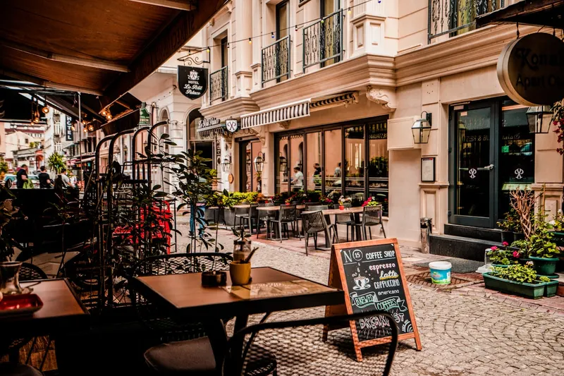 Terrasse installée dans une rue pavée de la vieille ville